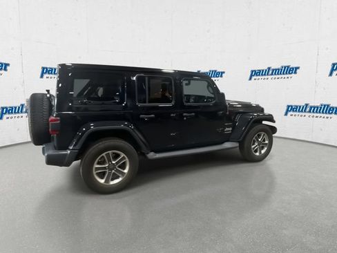 Used 2018 Jeep Wrangler Unlimited Sahara AWD/4WD image 11