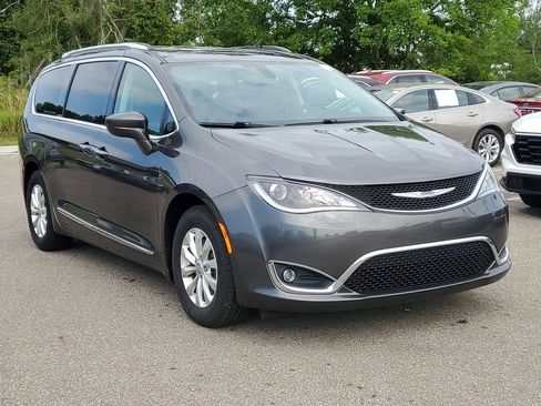 Used 2018 Chrysler Pacifica Touring-L FWD image 4