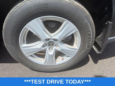 Used 2023 Toyota Highlander LE AWD/4WD image 12