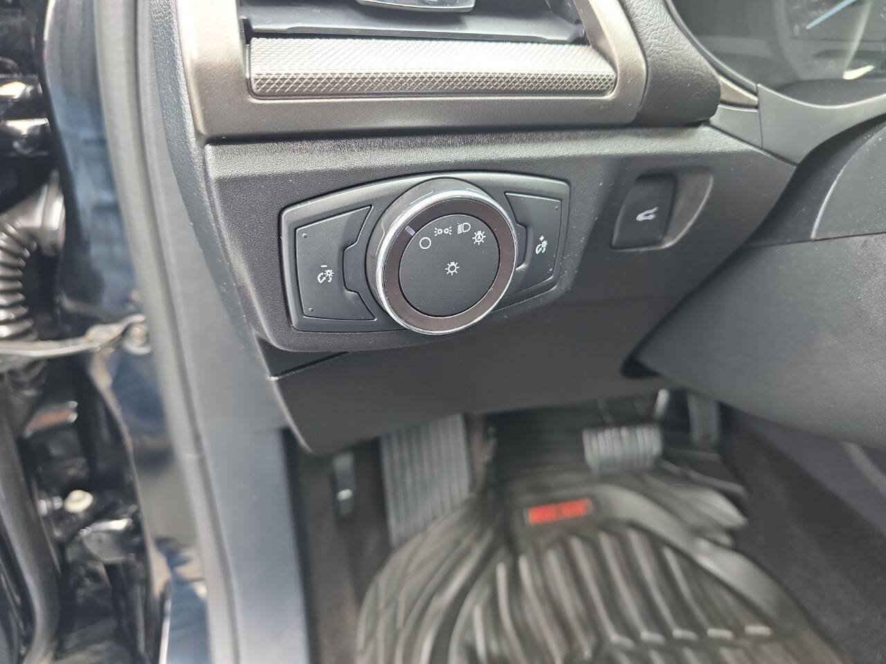 Used 2018 Ford Fusion SE FWD image 11