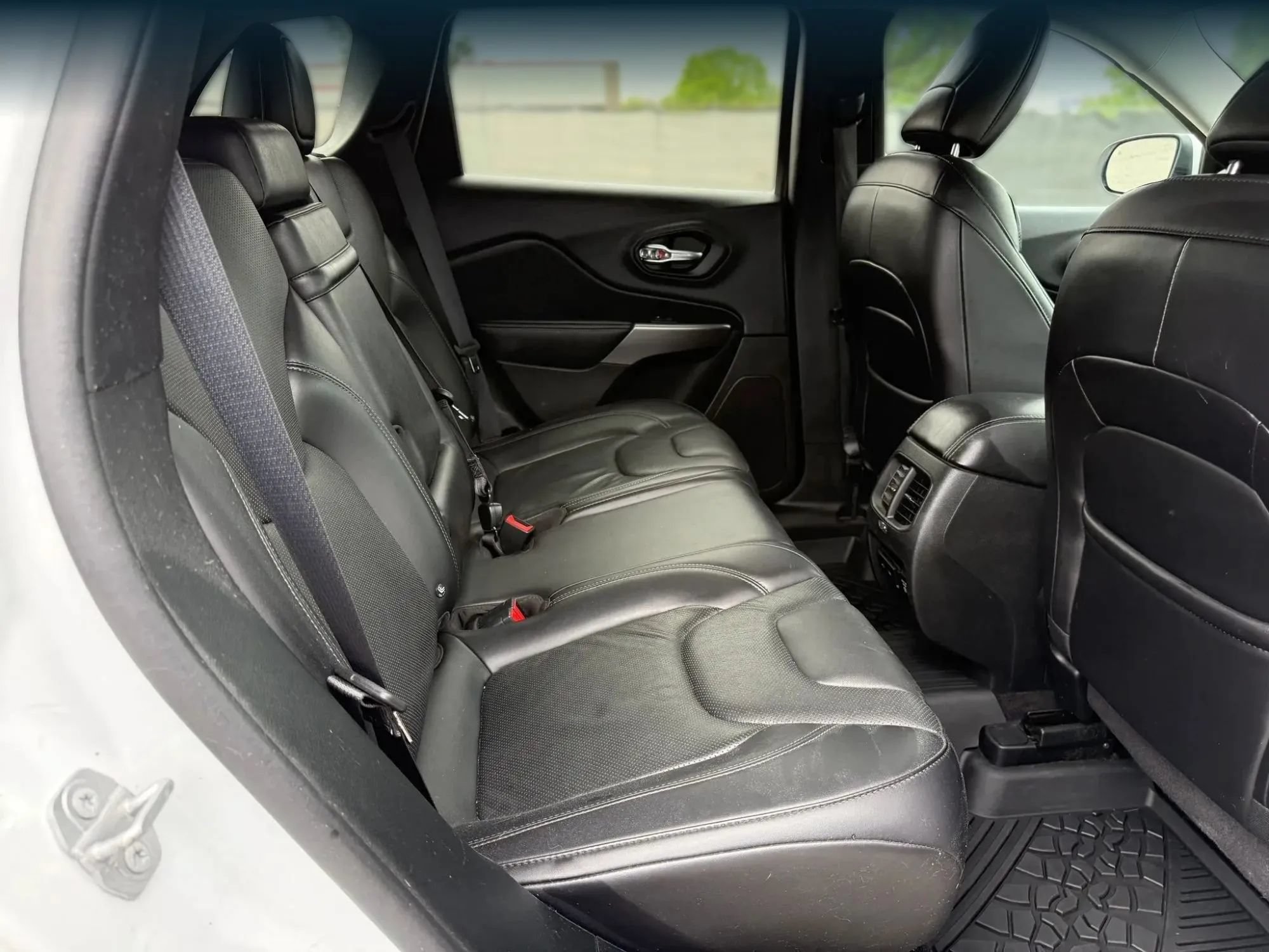 Used 2019 Jeep Cherokee Limited AWD/4WD image 20