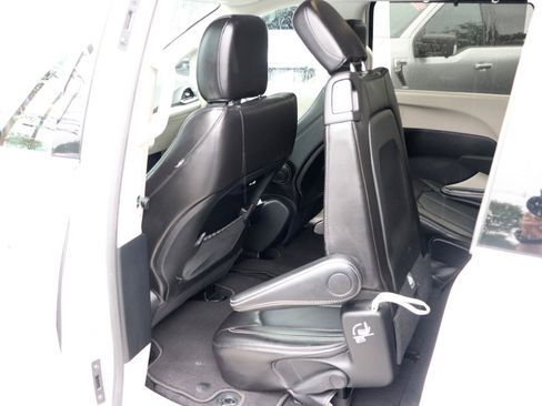 Used 2024 Chrysler Pacifica Touring-L FWD image 28