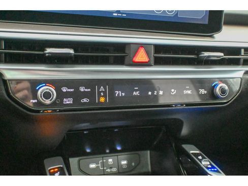 Certified 2025 Kia Sorento SX image 32