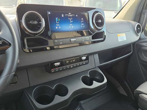 Used 2025 Mercedes-Benz Sprinter 2500 image 36