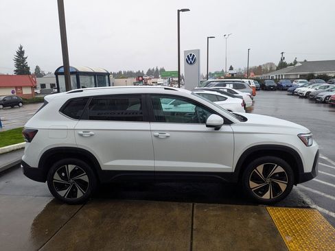 Used 2025 Volkswagen Taos SE image 6
