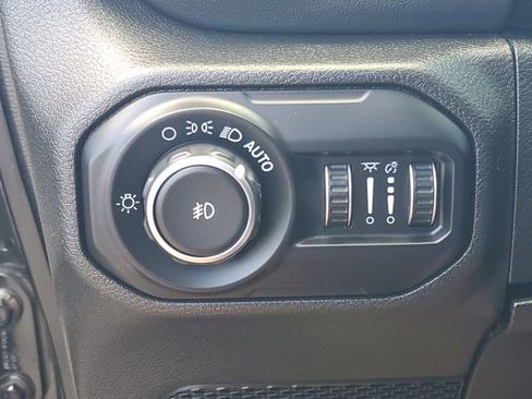Used 2020 Jeep Wrangler Unlimited Sahara AWD/4WD image 22