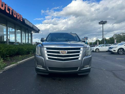 Used 2019 Cadillac Escalade Luxury AWD/4WD image 2