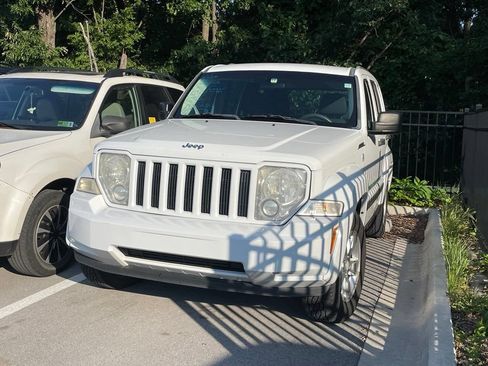Used 2011 Jeep Liberty Sport AWD/4WD image 3