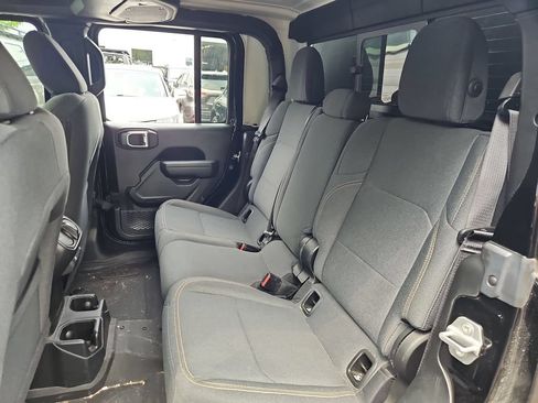 Certified 2024 Jeep Gladiator Sport AWD/4WD image 14