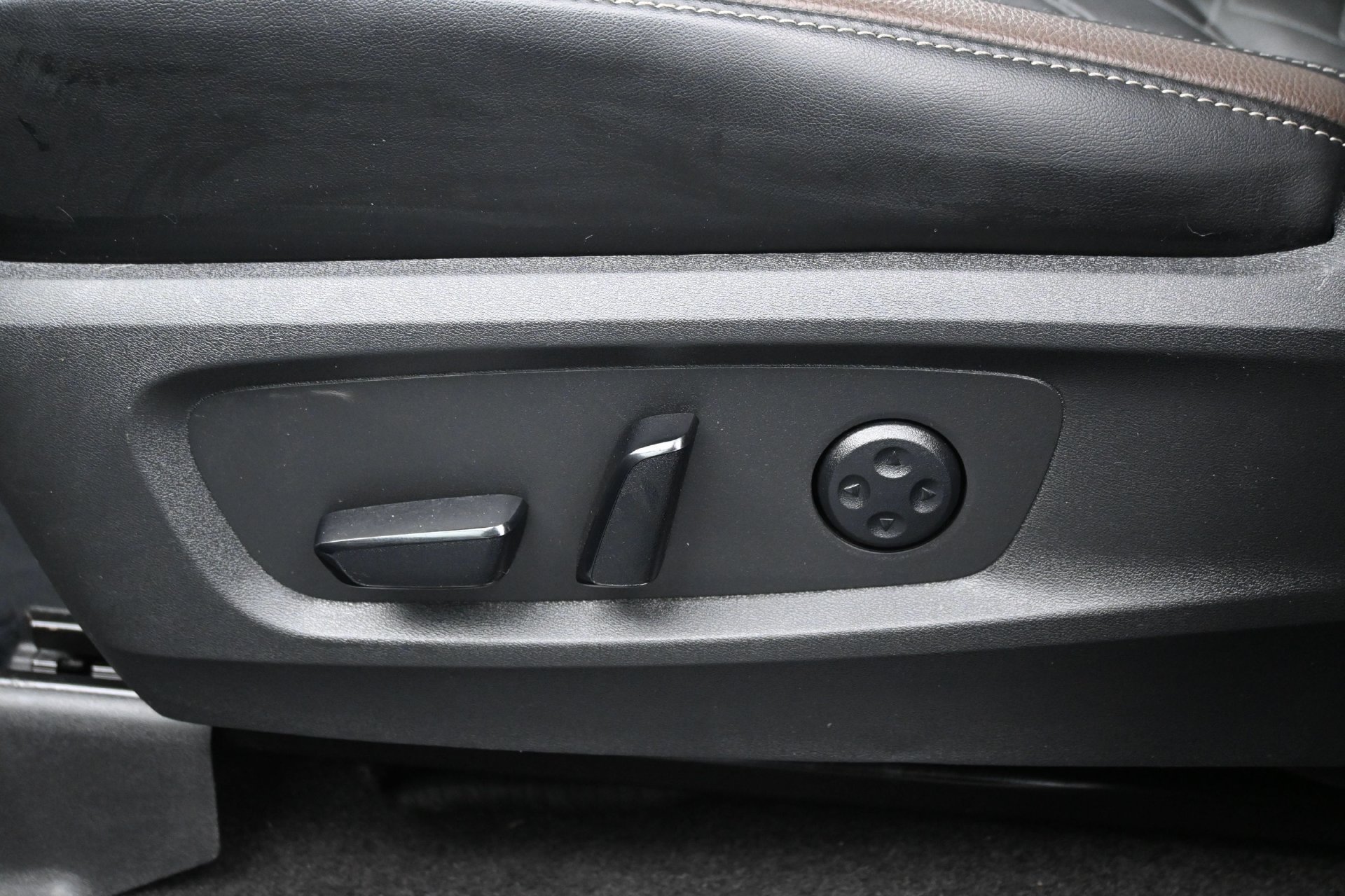 Used 2022 Nissan Pathfinder Platinum AWD/4WD image 22