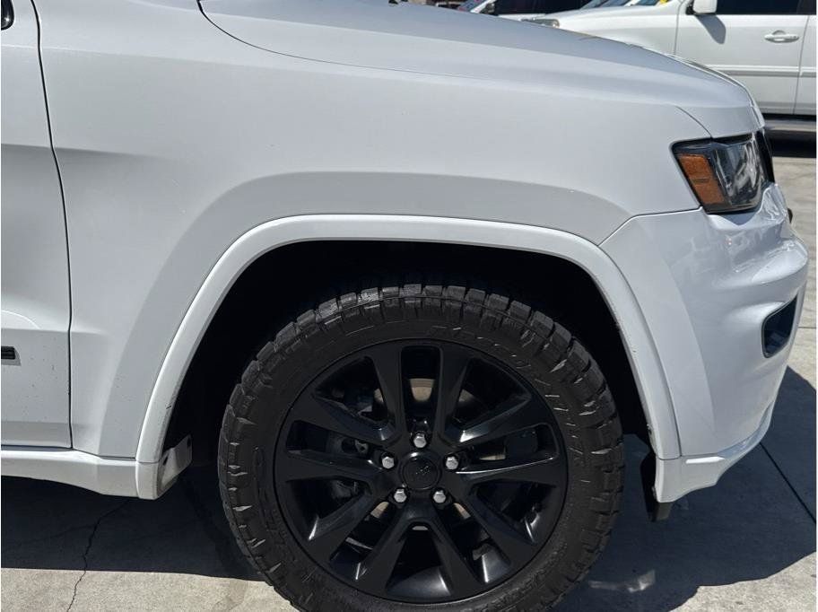 Used 2017 Jeep Grand Cherokee Altitude RWD image 40