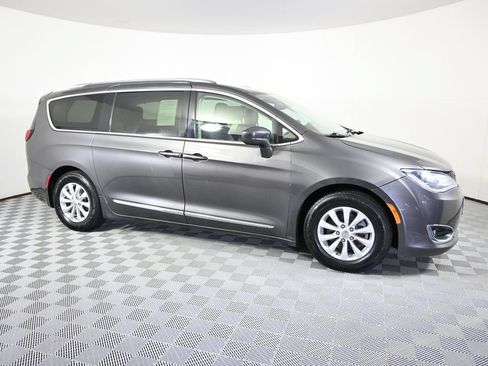 Used 2019 Chrysler Pacifica Touring-L FWD image 8