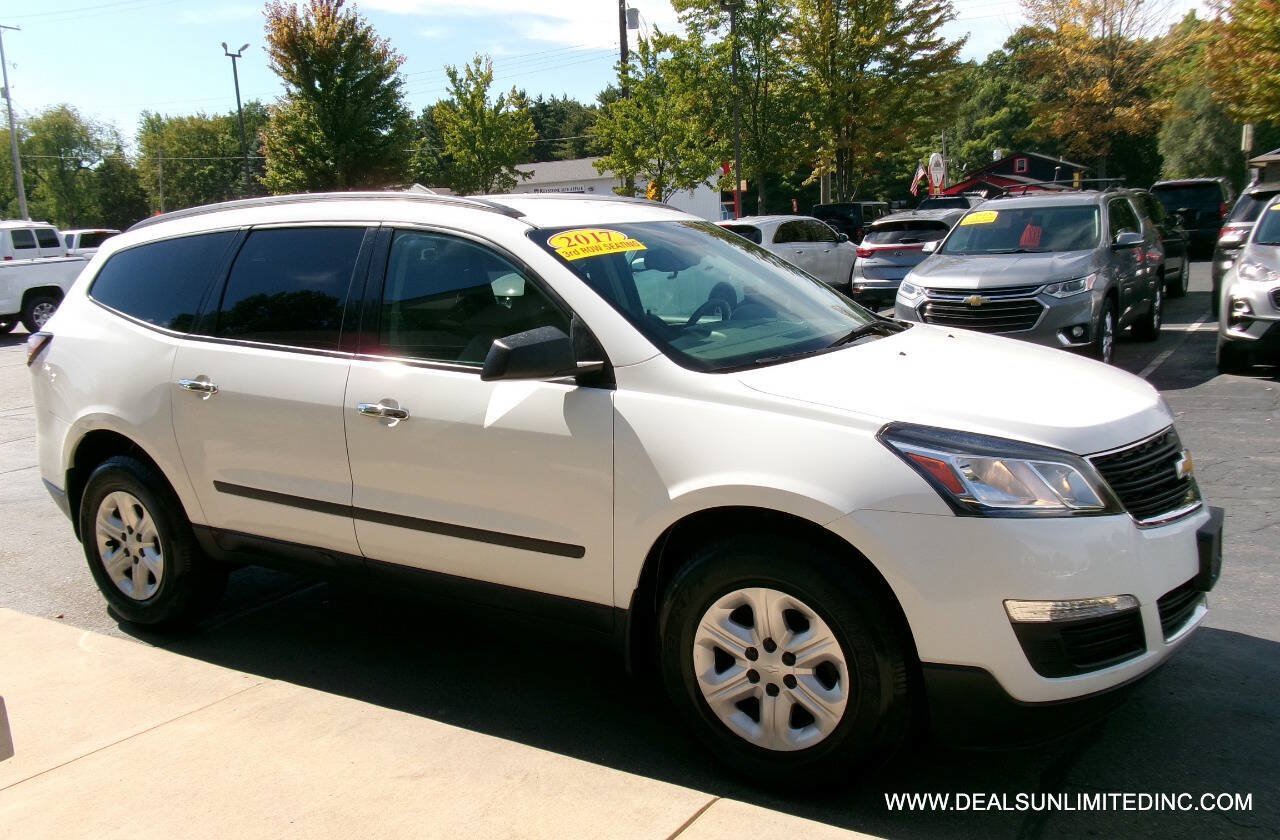 Used 2017 Chevrolet Traverse LS FWD image 2