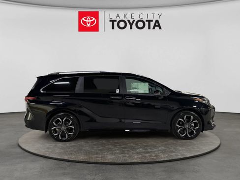 Used 2025 Toyota Sienna Platinum FWD image 11