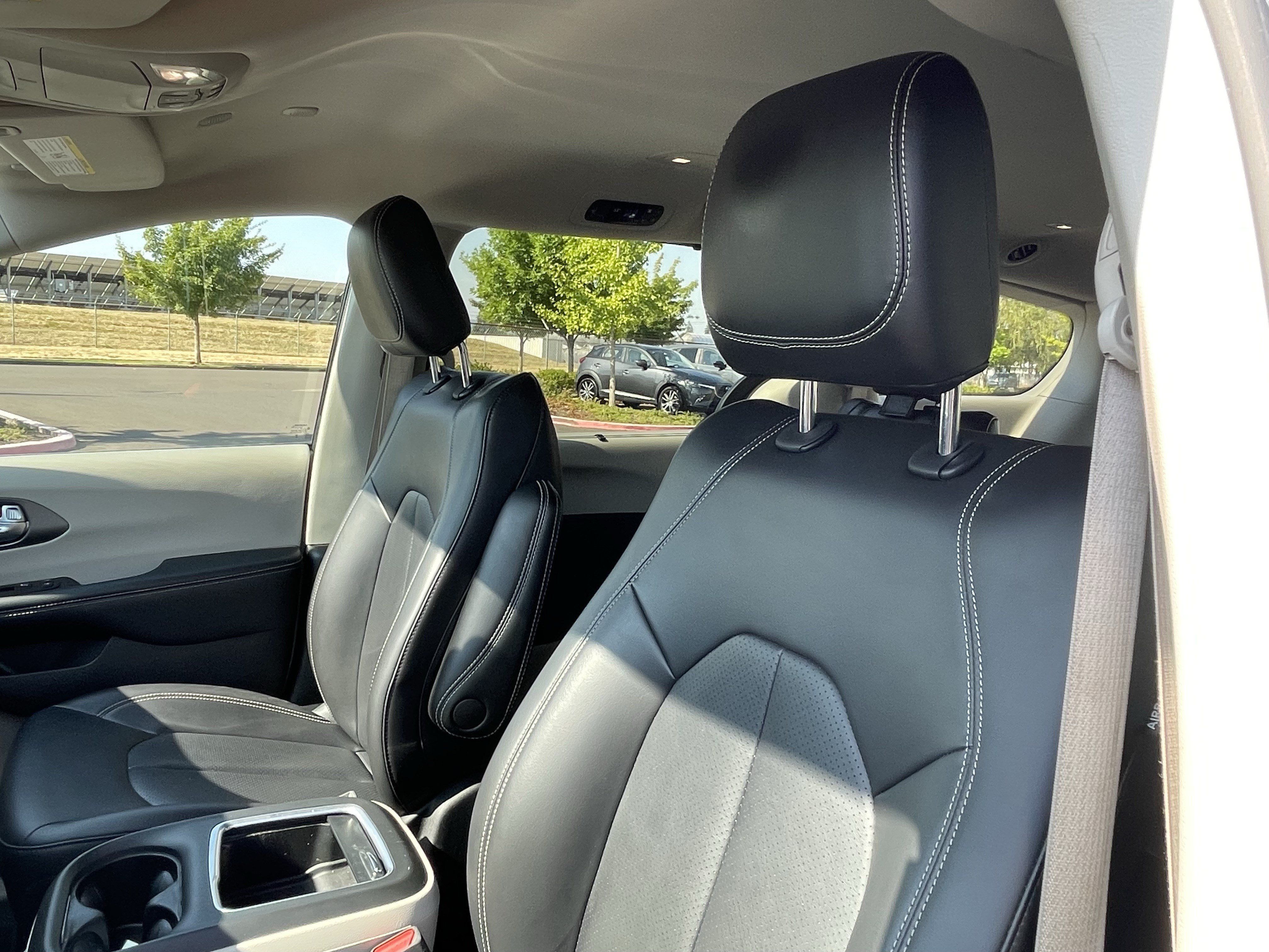 Used 2023 Chrysler Pacifica Touring-L FWD image 19