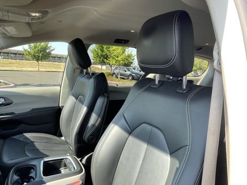 Used 2023 Chrysler Pacifica Touring-L FWD image 19