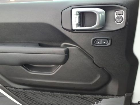 Used 2024 Jeep Gladiator Sport image 18