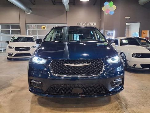 Used 2024 Chrysler Pacifica Limited AWD/4WD image 3