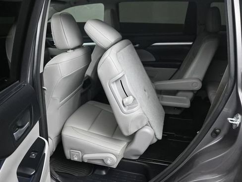Used 2018 Toyota Highlander XLE AWD/4WD image 33