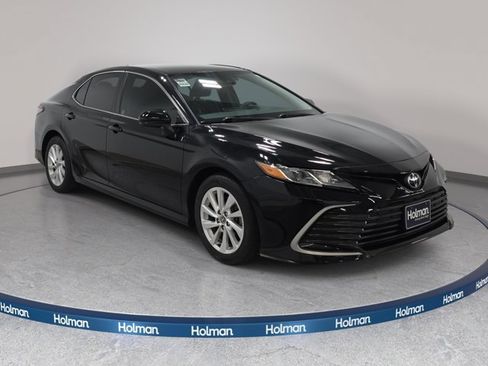 Used 2021 Toyota Camry LE FWD image 4