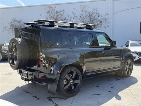 Used 2022 Land Rover Defender 110 X-Dynamic SE image 5