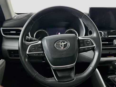 Used 2023 Toyota Highlander XLE FWD image 18