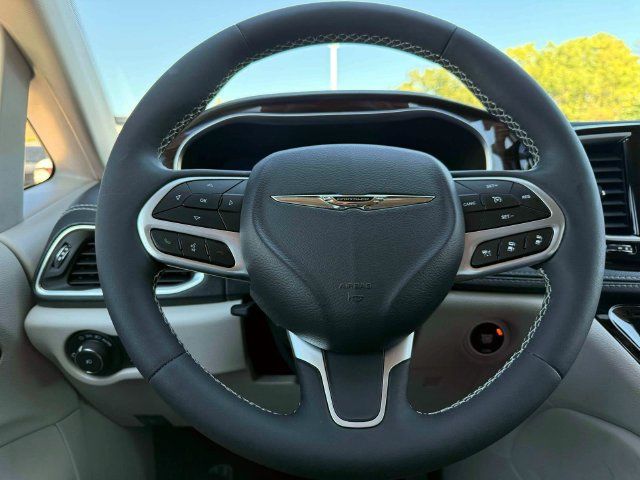 Certified 2024 Chrysler Pacifica Limited FWD image 23