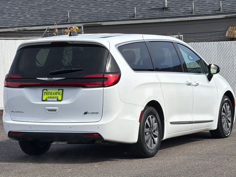 Used 2023 Chrysler Pacifica Limited FWD image 4