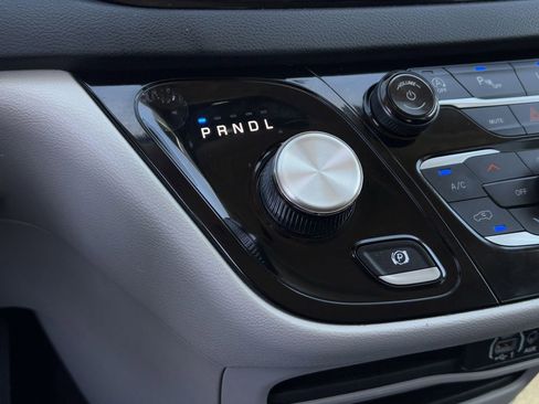 Used 2023 Chrysler Pacifica Touring-L image 20