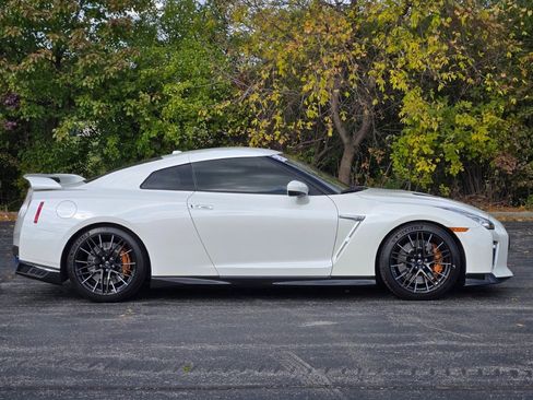 Used 2020 Nissan GT-R Premium image 10