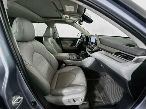 Used 2024 Toyota Highlander XLE AWD/4WD image 33