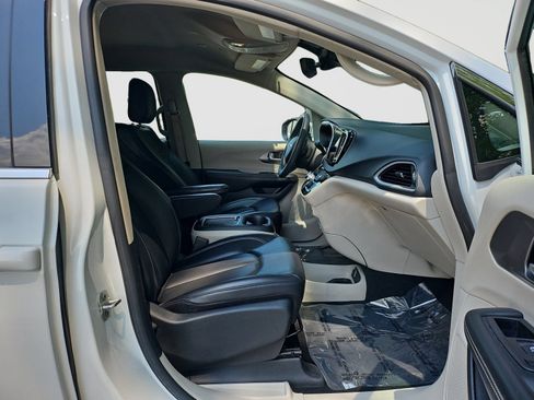 Used 2023 Chrysler Pacifica Touring-L FWD image 17