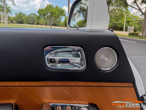 Used 2017 Rolls-Royce Dawn RWD image 30