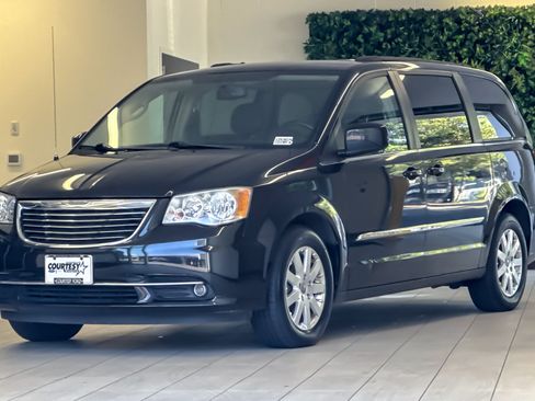 Used 2013 Chrysler Town & Country Touring FWD image 8