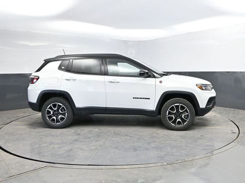 Used 2025 Jeep Compass Trailhawk image 12