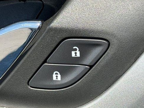 Used 2023 Chevrolet Traverse LT image 18