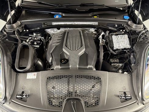 Used 2024 Porsche Macan AWD/4WD image 11