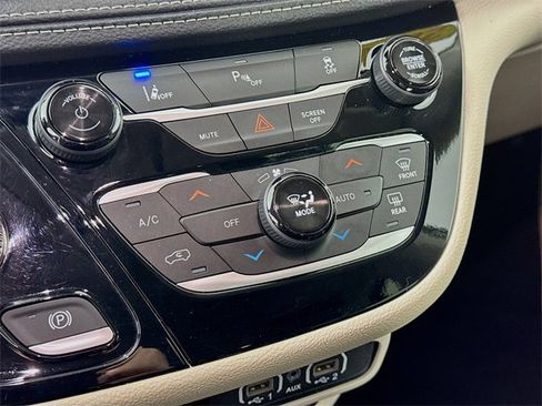 Used 2024 Chrysler Pacifica Select image 17