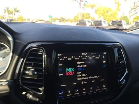 Used 2019 Jeep Compass Latitude FWD image 12