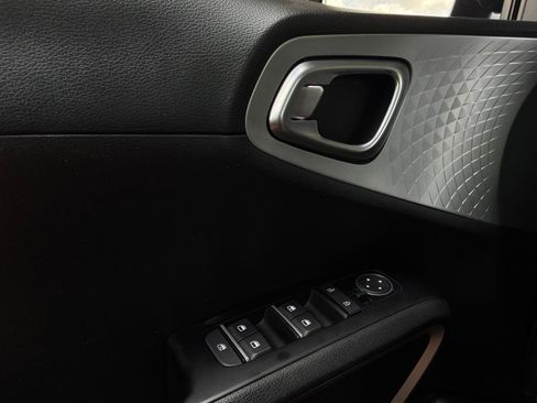 Used 2025 Kia Soul LX w/ LX Technology Package FWD image 19
