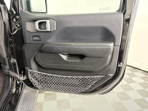 Used 2018 Jeep Wrangler Unlimited Sahara AWD/4WD image 12