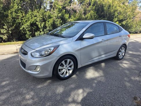Used 2013 Hyundai Accent GLS w/ Premium Pkg image 2