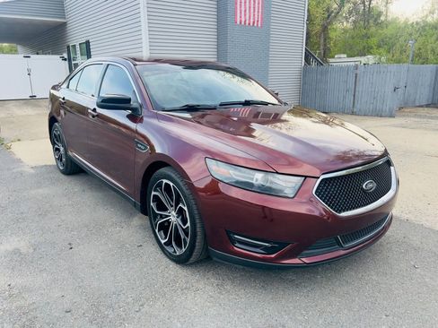 Used 2015 Ford Taurus SHO image 3