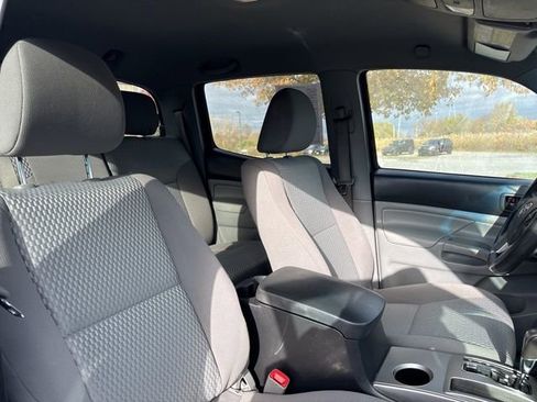 Used 2015 Toyota Tacoma 4x4 Double Cab image 9
