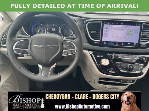 Used 2024 Chrysler Pacifica Touring-L FWD image 6