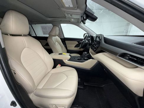 Used 2023 Toyota Highlander XLE AWD/4WD image 9