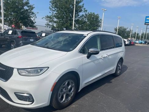 Used 2023 Chrysler Pacifica Limited FWD image 5