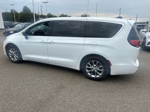 Used 2026 Chrysler Pacifica Limited FWD image 6