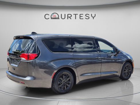 Used 2018 Chrysler Pacifica L FWD image 5