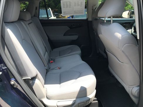 Used 2023 Toyota Highlander LE FWD image 28